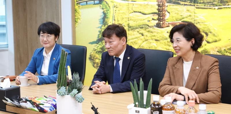 안민석 교육감 남종섭 의장 고은정 제1부의장 김미숙 제2부의장 당선 축하 인사 방문_7