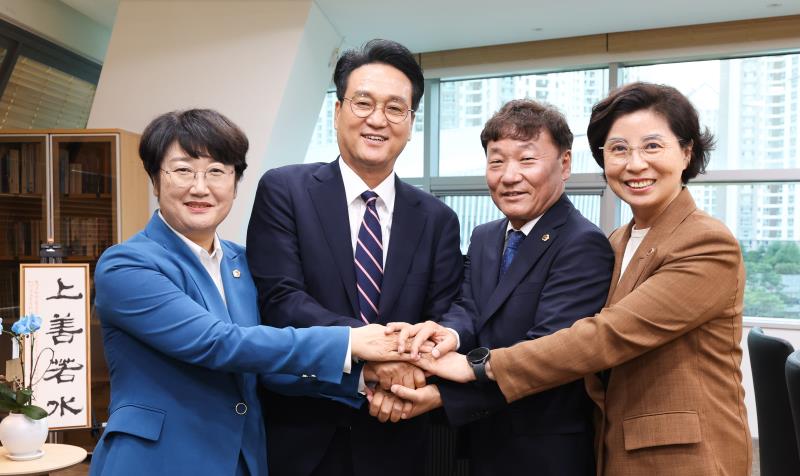 안민석 교육감 남종섭 의장 고은정 제1부의장 김미숙 제2부의장 당선 축하 인사 방문_10