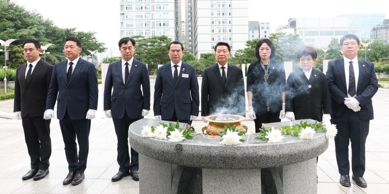 국민의힘 대표단 현충탑 참배_10