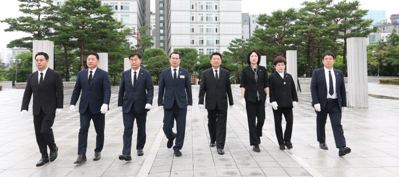 국민의힘 대표단 현충탑 참배_4
