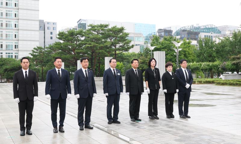 국민의힘 대표단 현충탑 참배_8