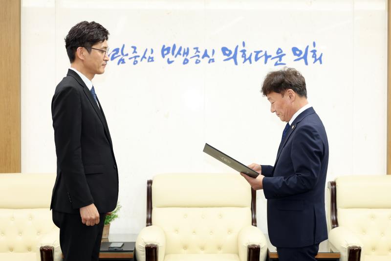 의회사무처 직원 임용장 교부_8