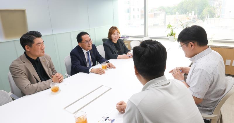 민주당 대표단 언론사 방문_6