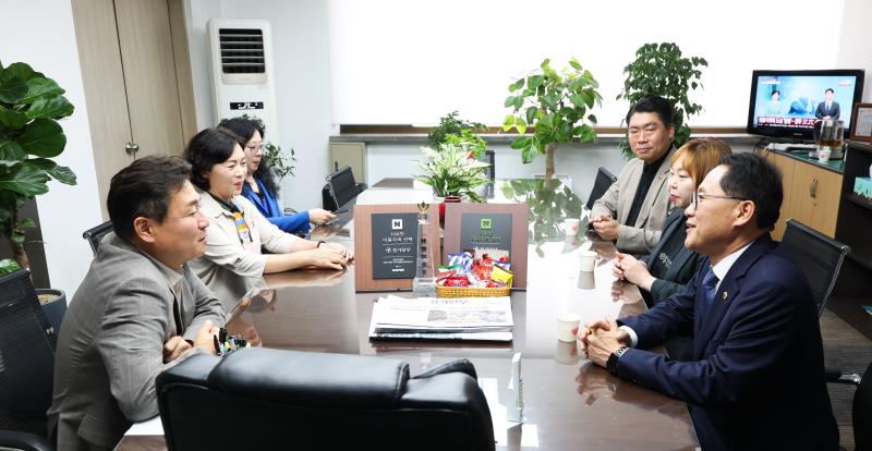 민주당 대표단 언론사 방문_8