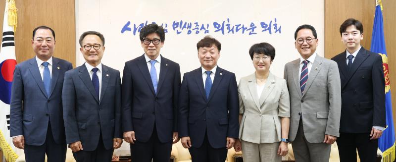 중소기업경기융합경기연합회 의장님 제1부의장님 더불어민주당 대표 접견_10