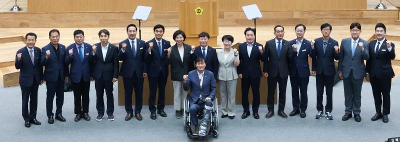 제392회 임시회 제3차 본회의 전반기 상임위원장 당선인 단체사진_10