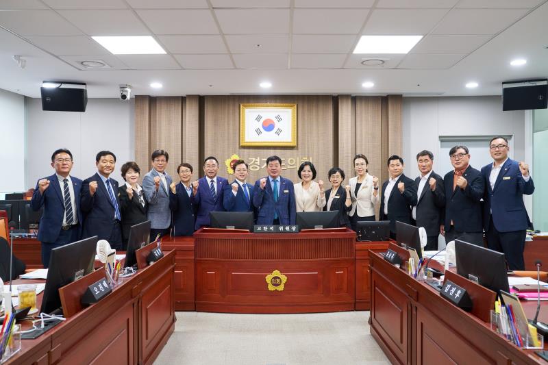 제12대 전반기 건설교통위원회 단체사진_2
