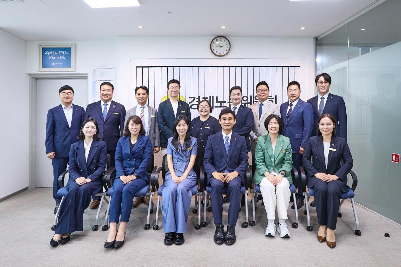 제12대 전반기 경제노동위원회 단체사진_2
