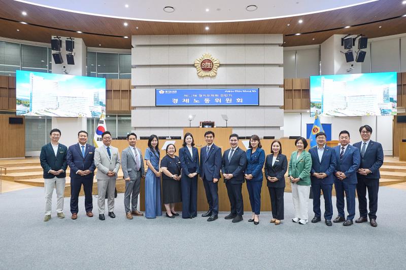 제12대 전반기 경제노동위원회 단체사진_4