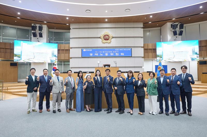 제12대 전반기 경제노동위원회 단체사진
