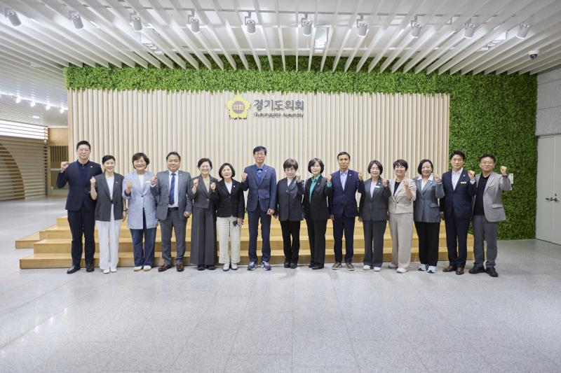 제12대 전반기 교육기획위원회 단체사진_4