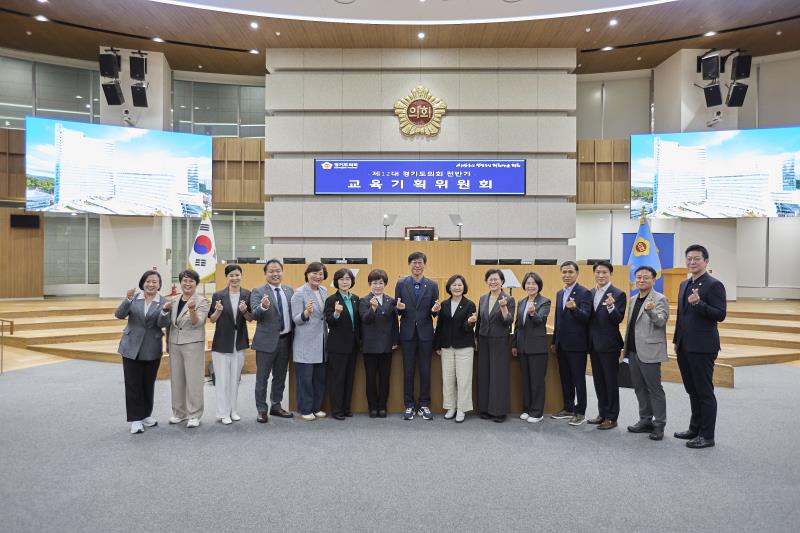 제12대 전반기 교육기획위원회 단체사진_7