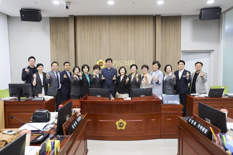 제12대 전반기 교육기획위원회 단체사진_3