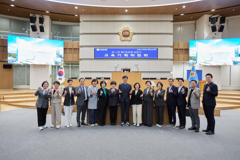 제12대 전반기 교육기획위원회 단체사진_8