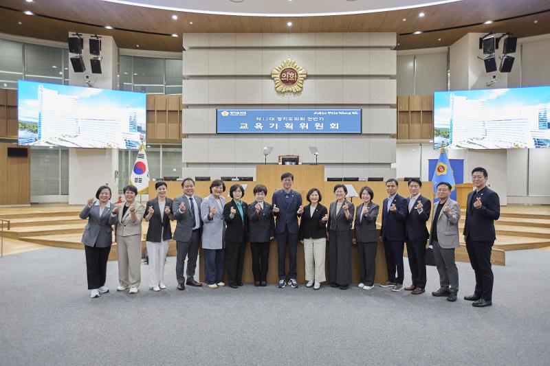제12대 전반기 교육기획위원회 단체사진_9