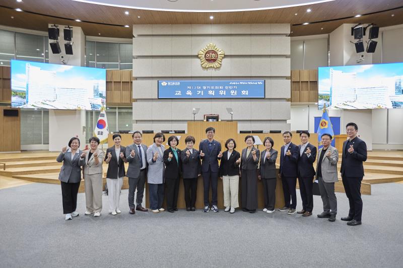 제12대 전반기 교육기획위원회 단체사진_6