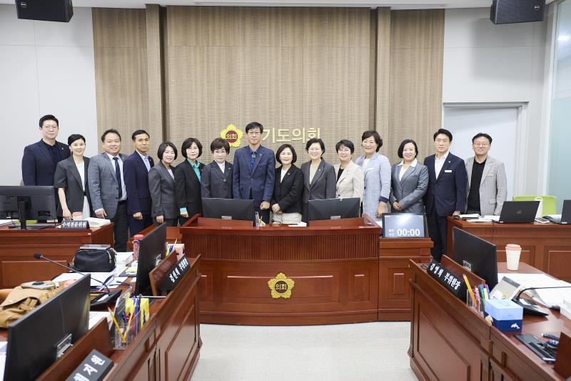 제12대 전반기 교육기획위원회 단체사진