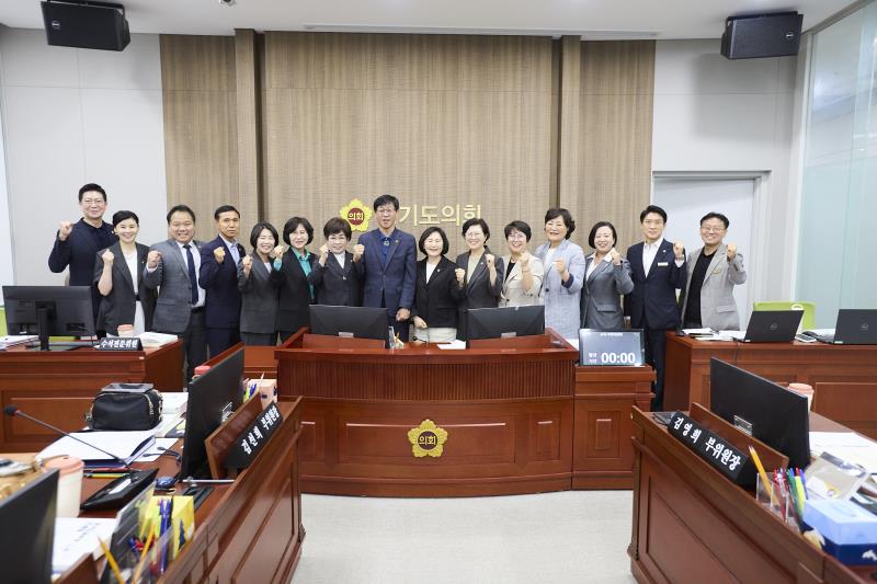 제12대 전반기 교육기획위원회 단체사진_2