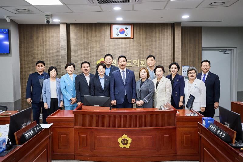 제12대 전반기 여성가족평생교육위원회 단체사진