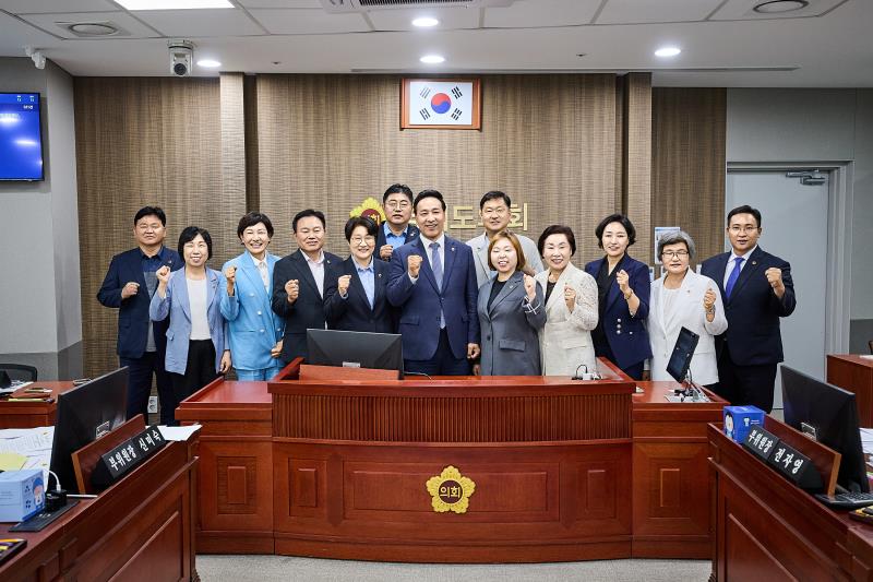 제12대 전반기 여성가족평생교육위원회 단체사진_2