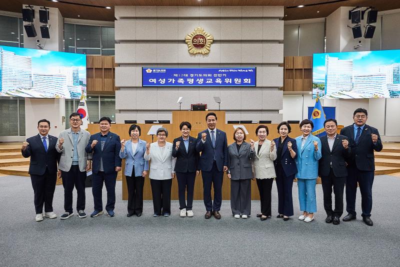 제12대 전반기 여성가족평생교육위원회 단체사진_4