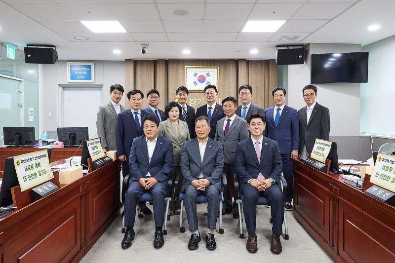 제12대 전반기 안전행정위원회 단체사진_2