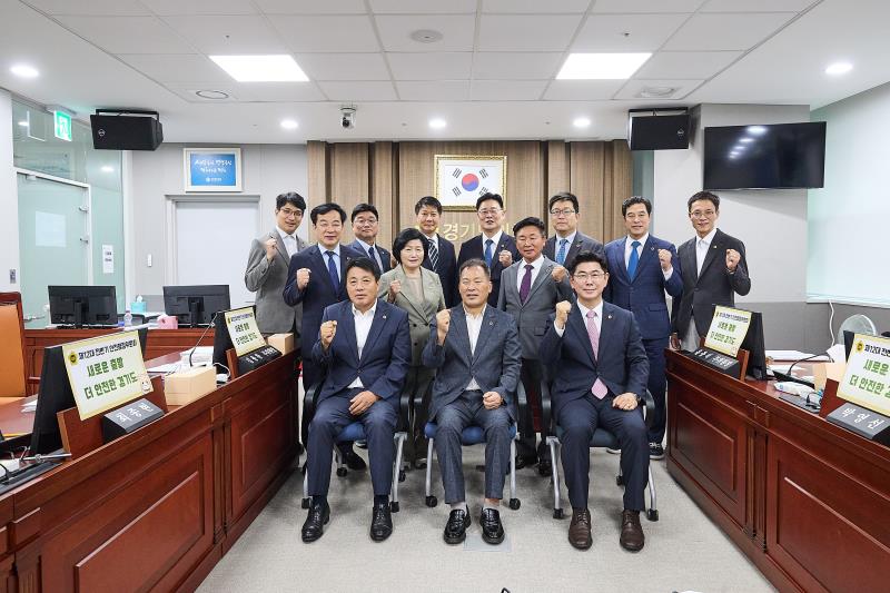 제12대 전반기 안전행정위원회 단체사진_3