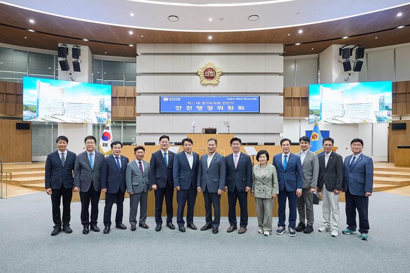 제12대 전반기 안전행정위원회 단체사진_4