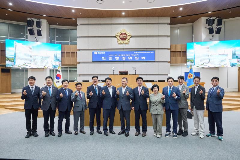 제12대 전반기 안전행정위원회 단체사진_6