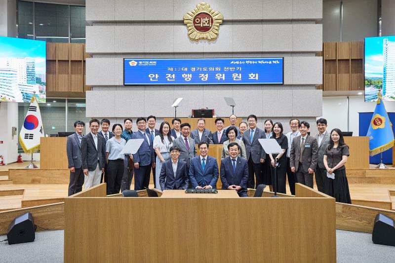 제12대 전반기 안전행정위원회 단체사진_8
