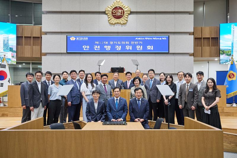 제12대 전반기 안전행정위원회 단체사진_9
