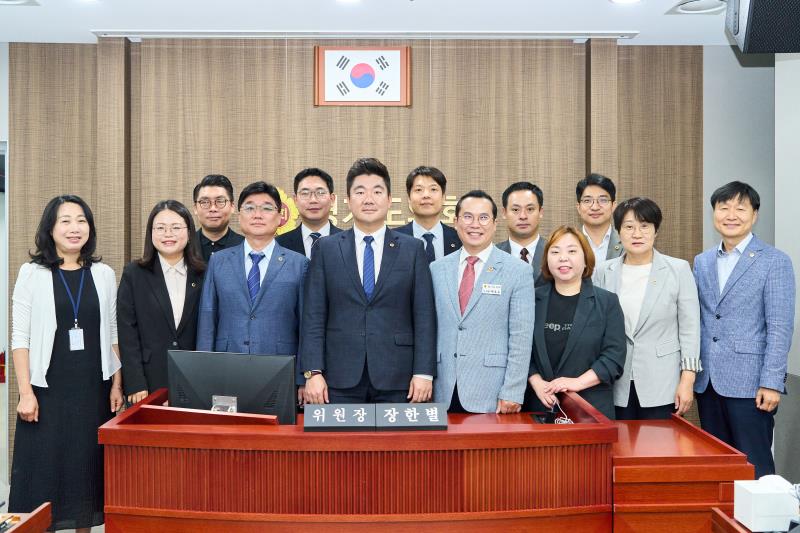 제12대 전반기 의회운영위원회 단체사진_2