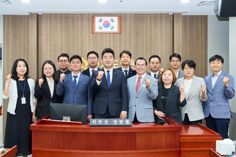 제12대 전반기 의회운영위원회 단체사진_3