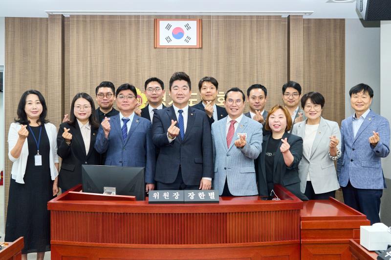 제12대 전반기 의회운영위원회 단체사진_4