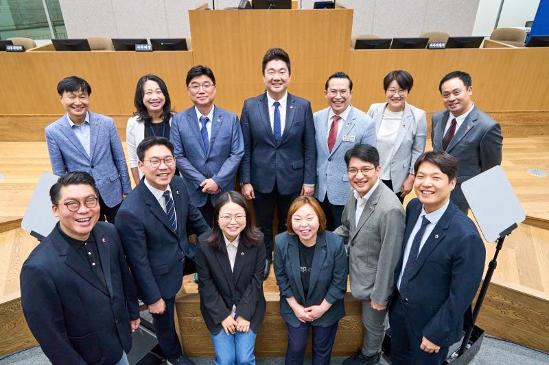 제12대 전반기 의회운영위원회 단체사진_5