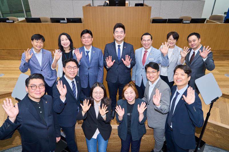 제12대 전반기 의회운영위원회 단체사진_6