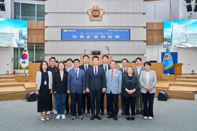 제12대 전반기 의회운영위원회 단체사진_7