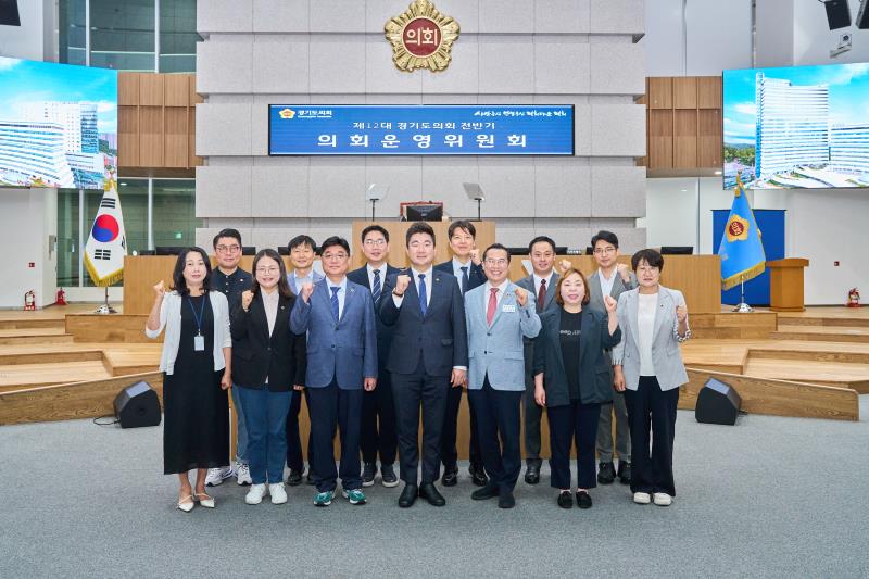 제12대 전반기 의회운영위원회 단체사진_8