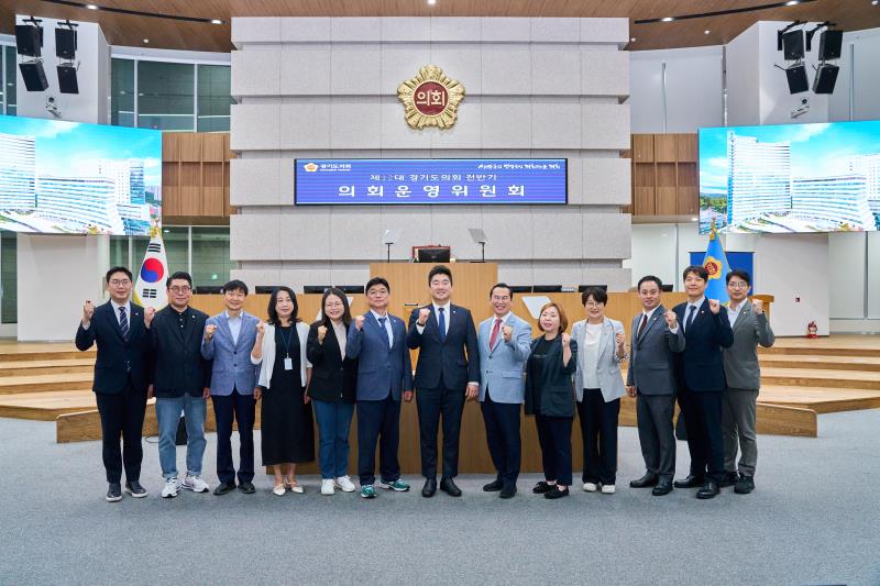 제12대 전반기 의회운영위원회 단체사진_9