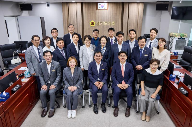 제12대 전반기 경기도청 예산결산특별위원회 단체사진_5