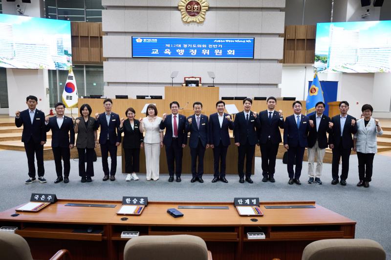 제12대 전반기 교육행정위원회 단체사진_2