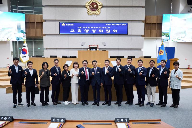 제12대 전반기 교육행정위원회 단체사진_7