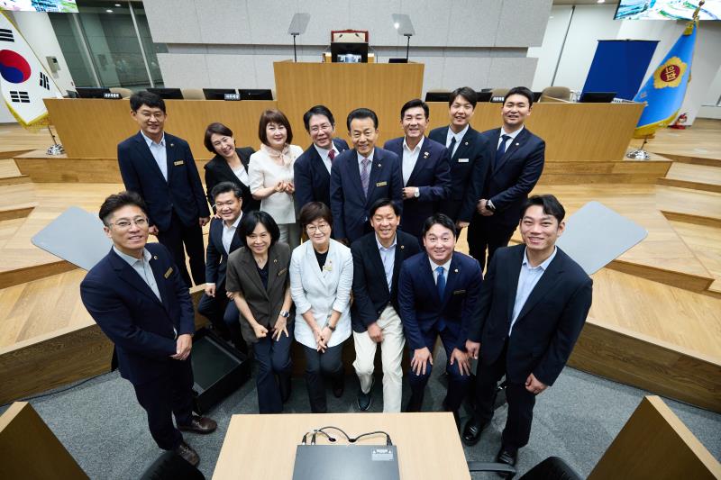 제12대 전반기 교육행정위원회 단체사진_3