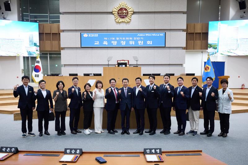 제12대 전반기 교육행정위원회 단체사진_6