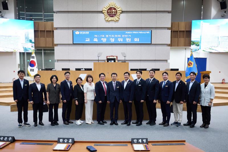 제12대 전반기 교육행정위원회 단체사진_5