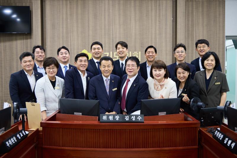 제12대 전반기 교육행정위원회 단체사진_9