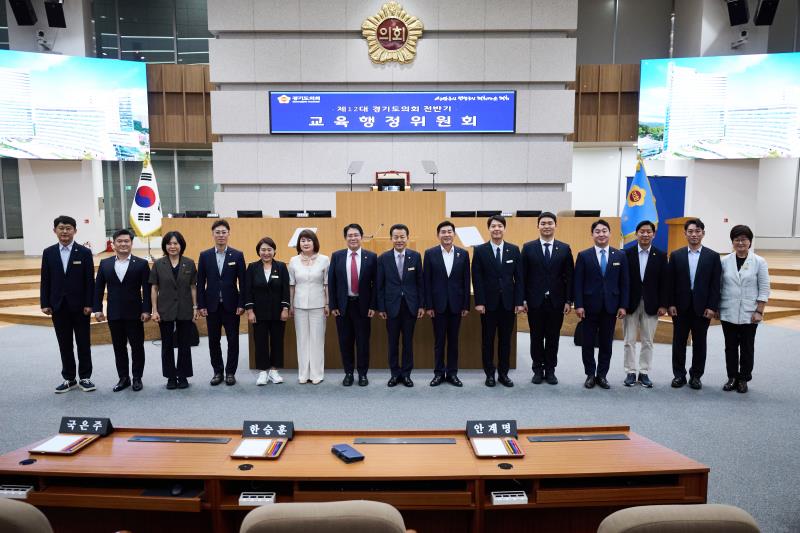 제12대 전반기 교육행정위원회 단체사진