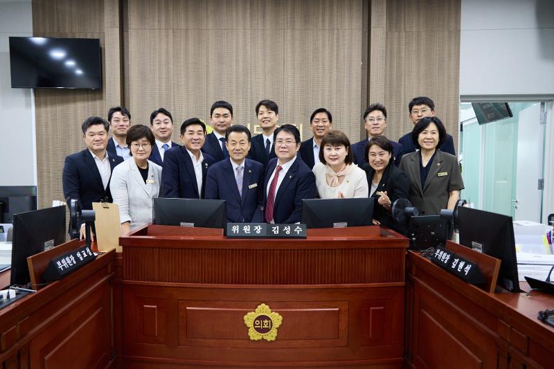 제12대 전반기 교육행정위원회 단체사진_10