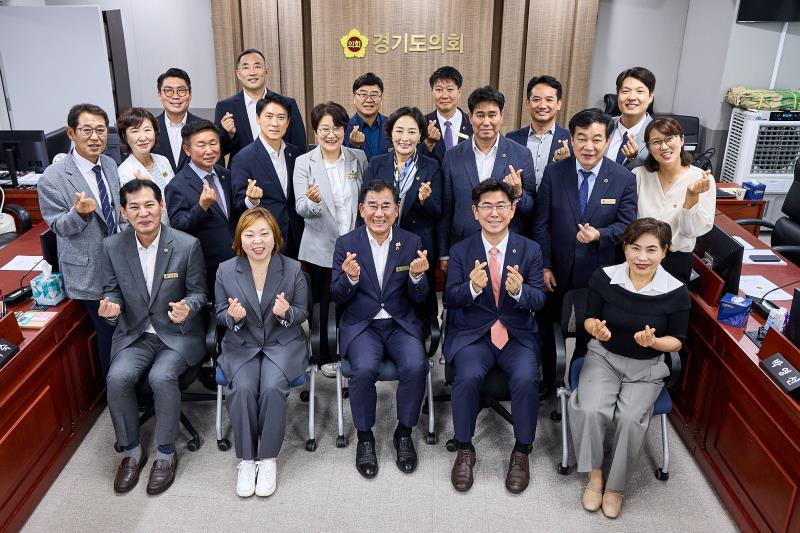 제12대 전반기 경기도청 예산결산특별위원회 단체사진_5