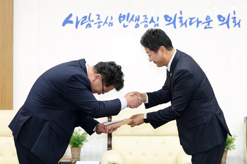 제11대 경기도의회 후반기 의정홍보위원회 감사패 수여식_3